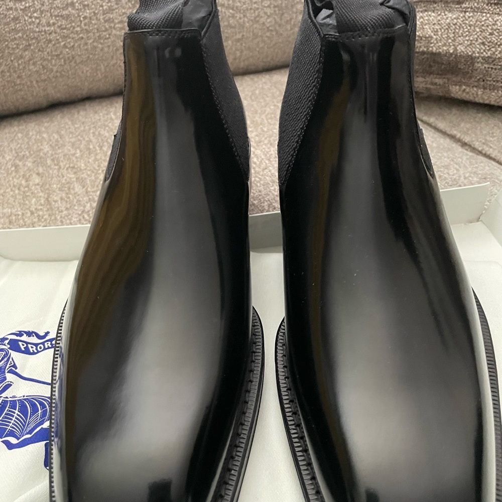 Burberry Black Leather Chelsea Boots Sleek Design
